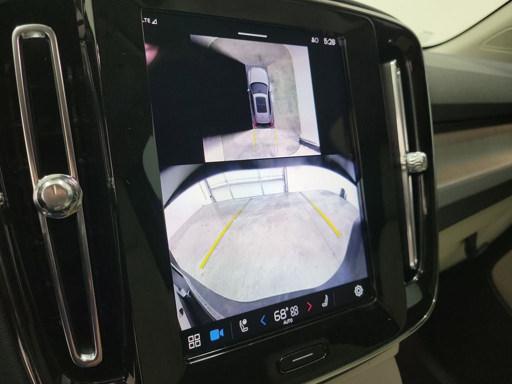 2024 Volvo XC40 B5 Plus Bright Theme