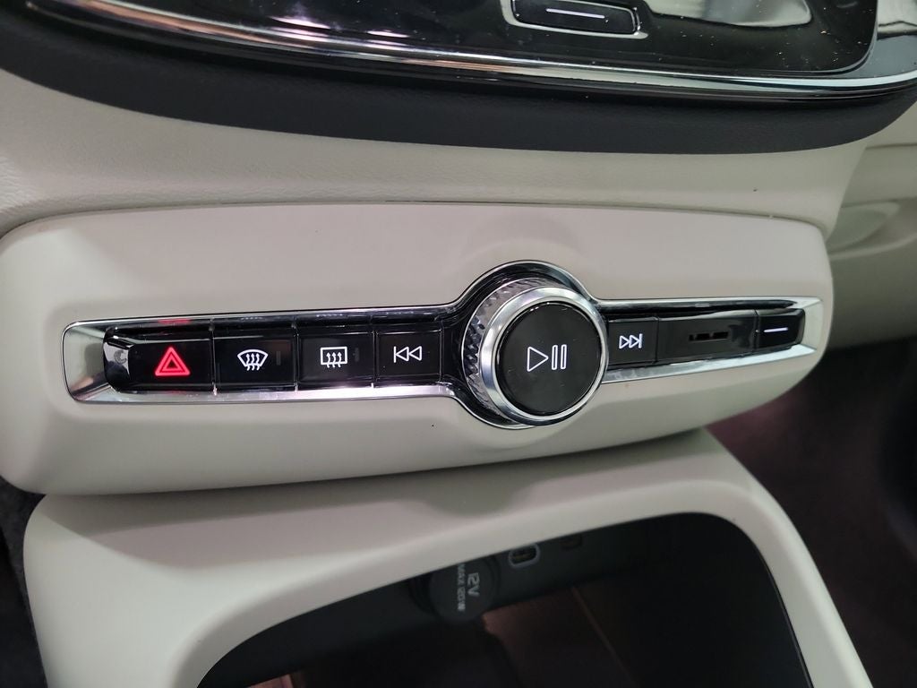 2024 Volvo XC40 B5 Plus Bright Theme