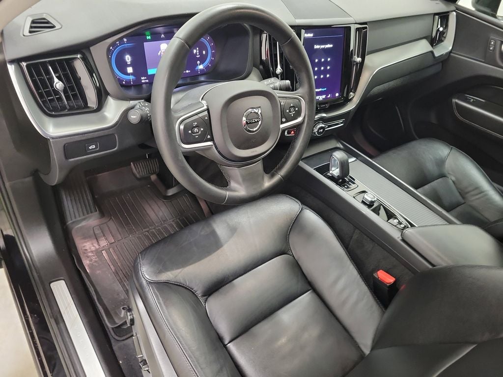 2025 Volvo XC40 B5 Plus Bright Theme