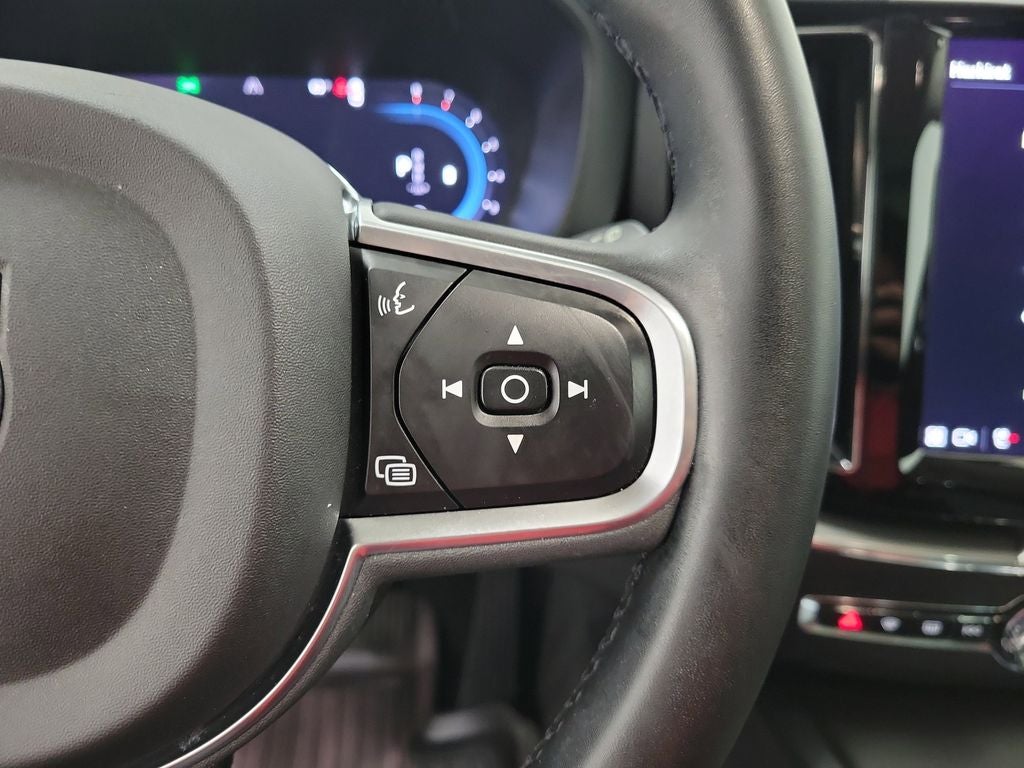 2025 Volvo XC40 B5 Plus Bright Theme