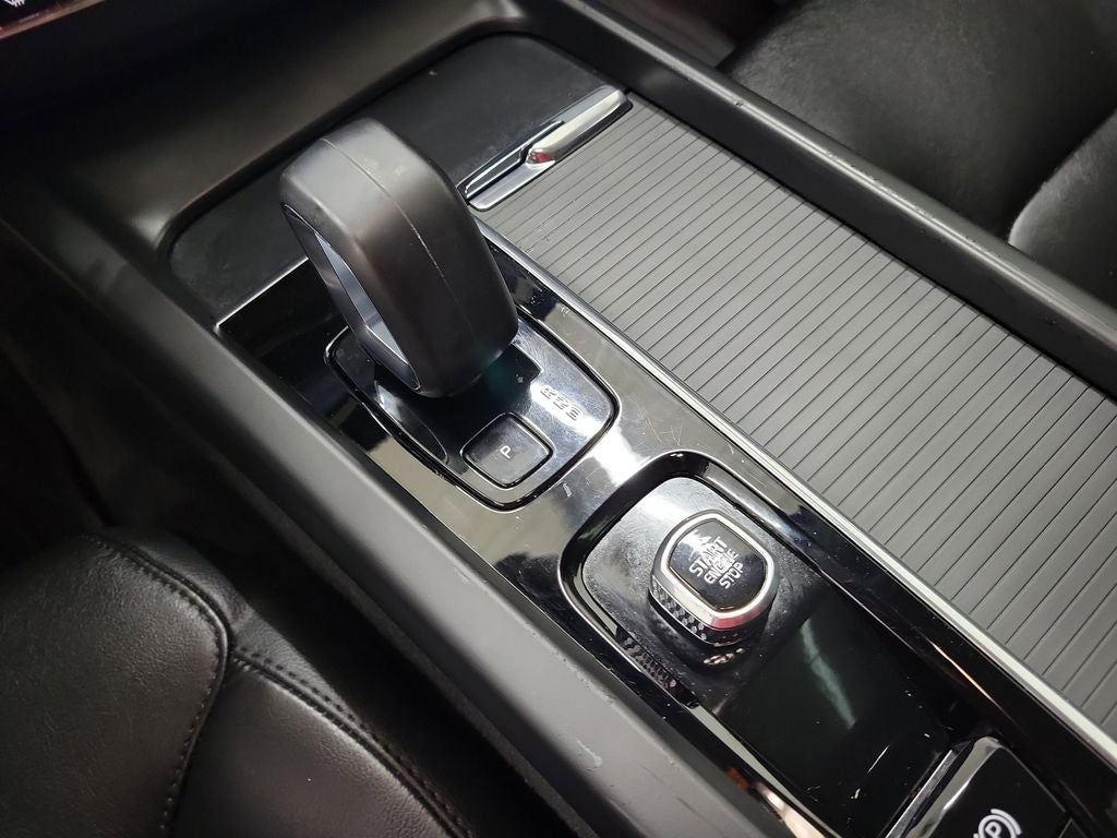 2025 Volvo XC40 B5 Plus Bright Theme