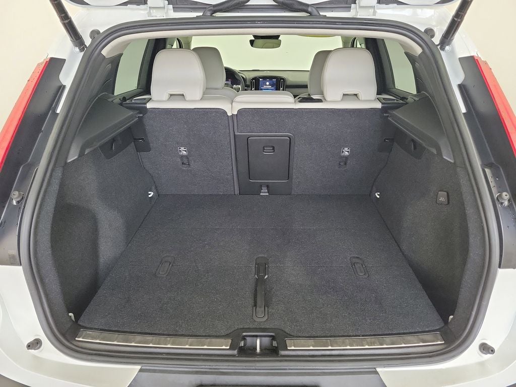 2023 Volvo XC40 B5 Plus Bright Theme