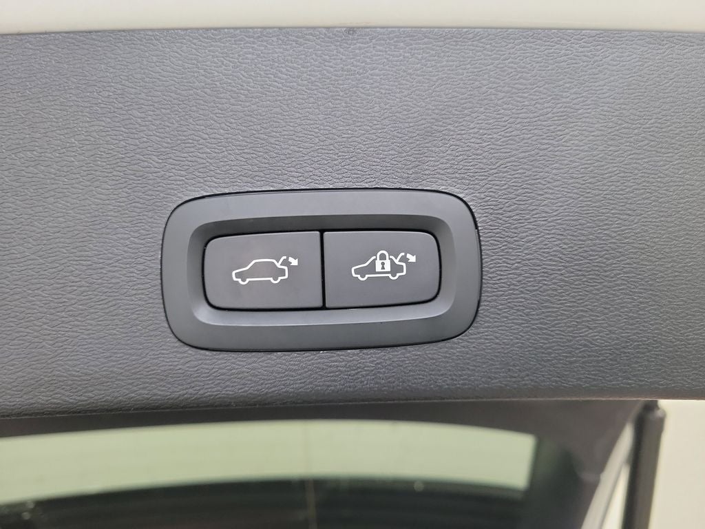 2023 Volvo XC40 B5 Plus Bright Theme