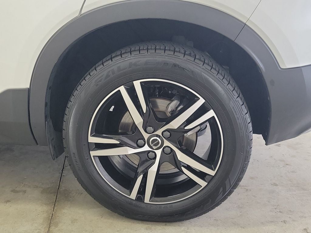 2023 Volvo XC40 B5 Plus Bright Theme