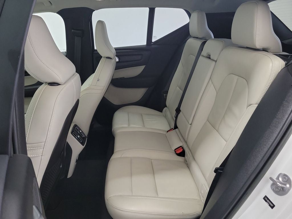 2023 Volvo XC40 B5 Plus Bright Theme