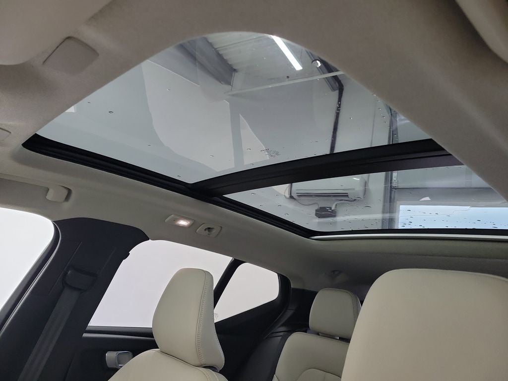2023 Volvo XC40 B5 Plus Bright Theme