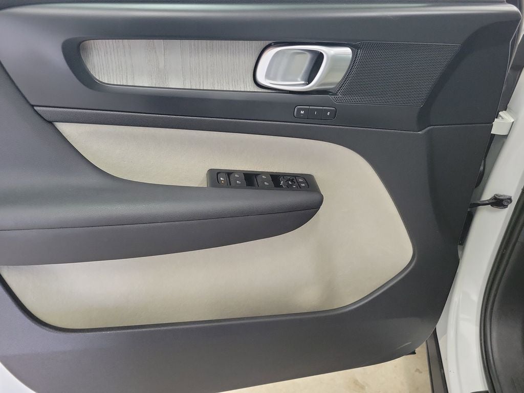 2023 Volvo XC40 B5 Plus Bright Theme