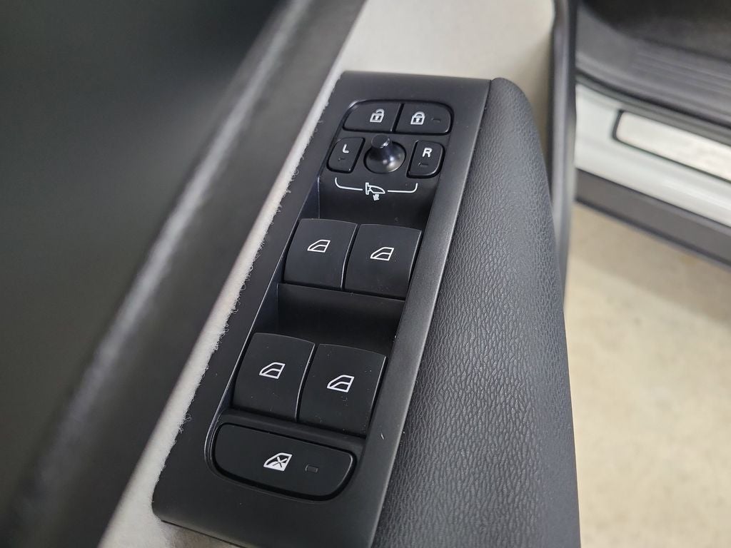 2023 Volvo XC40 B5 Plus Bright Theme