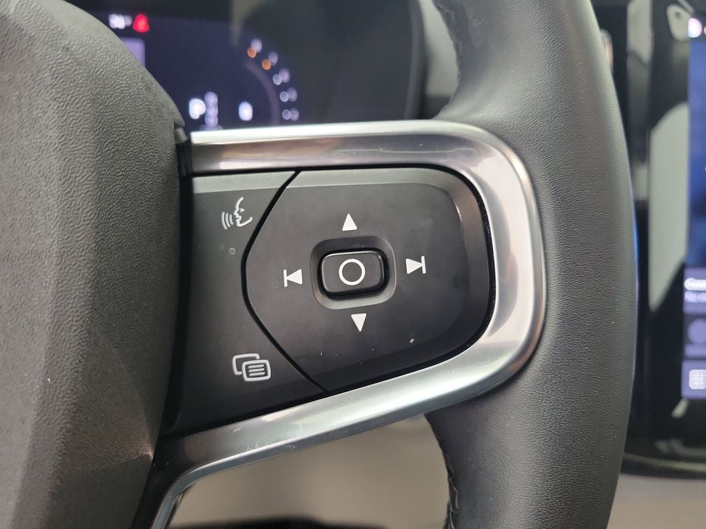 2023 Volvo XC40 B5 Plus Bright Theme