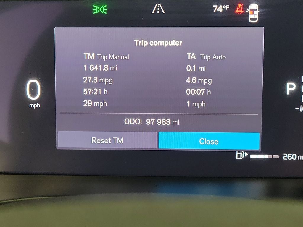 2023 Volvo XC40 B5 Plus Bright Theme