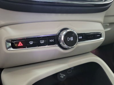 2023 Volvo XC40 B5 Plus Bright Theme