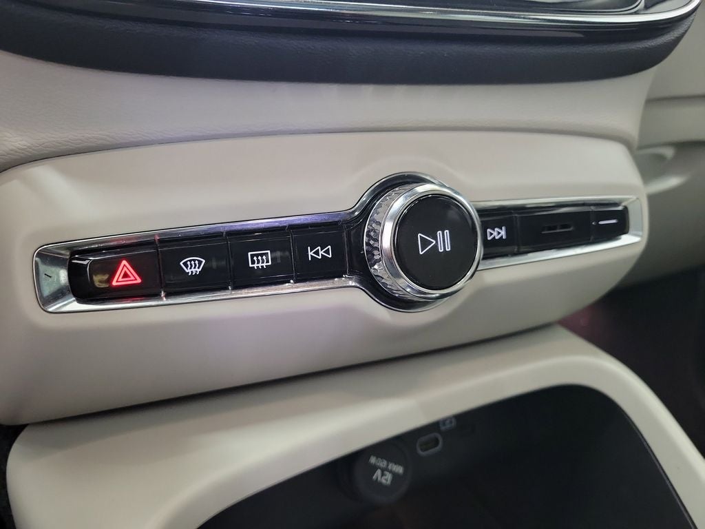 2023 Volvo XC40 B5 Plus Bright Theme
