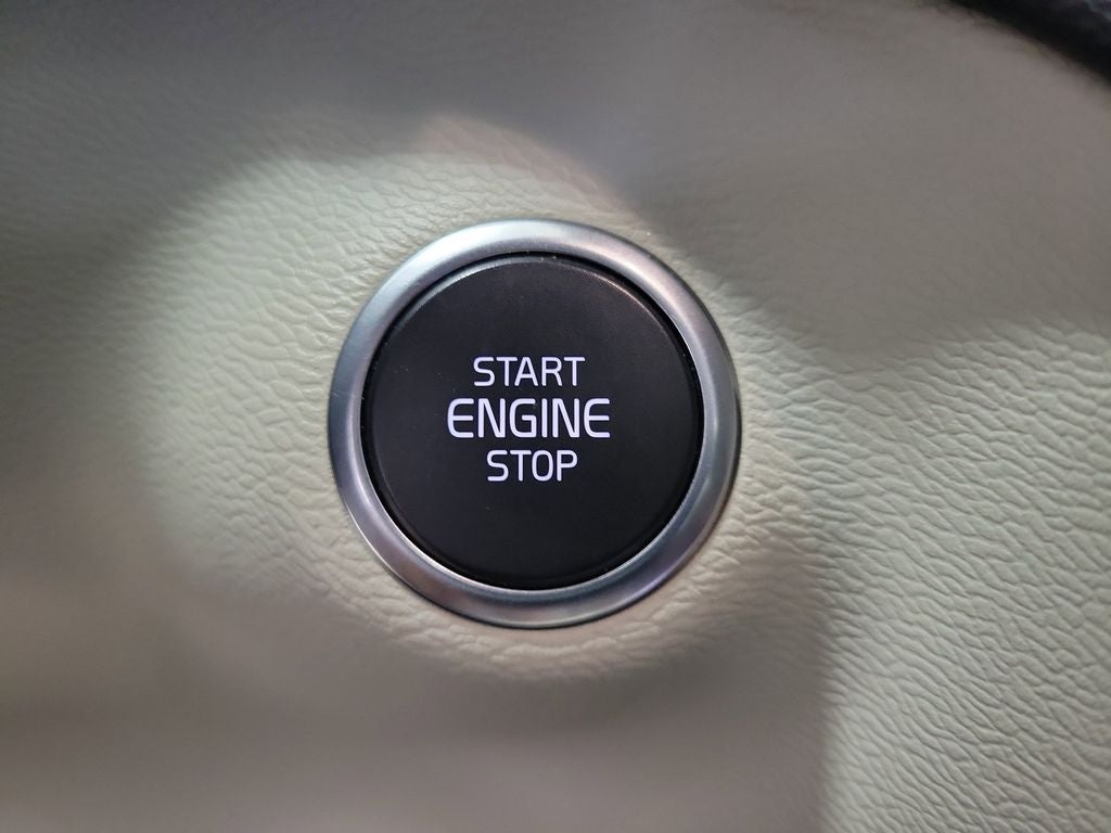 2023 Volvo XC40 B5 Plus Bright Theme