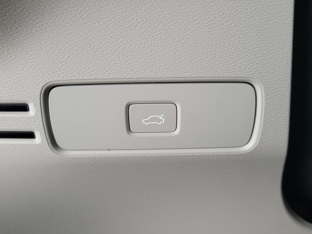 2023 Volvo XC40 B5 Plus Bright Theme