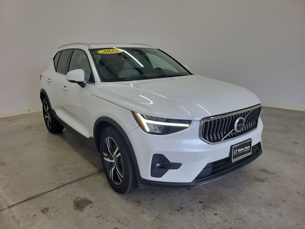 2023 Volvo XC40 B5 Plus Bright Theme