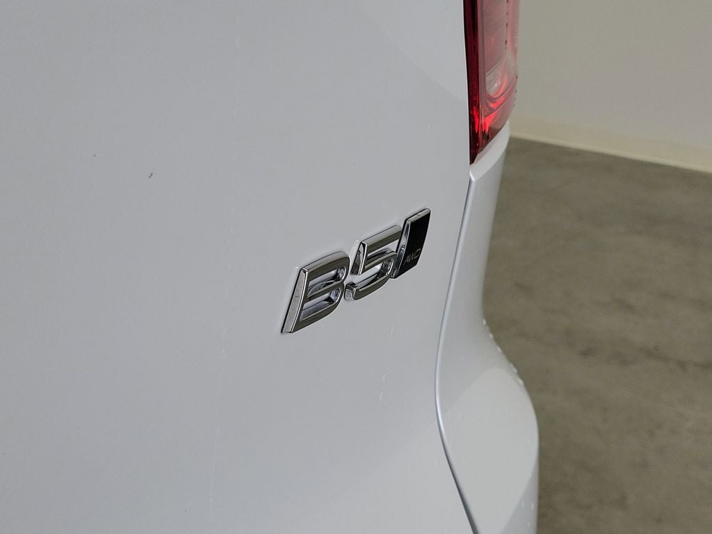 2023 Volvo XC40 B5 Plus Bright Theme