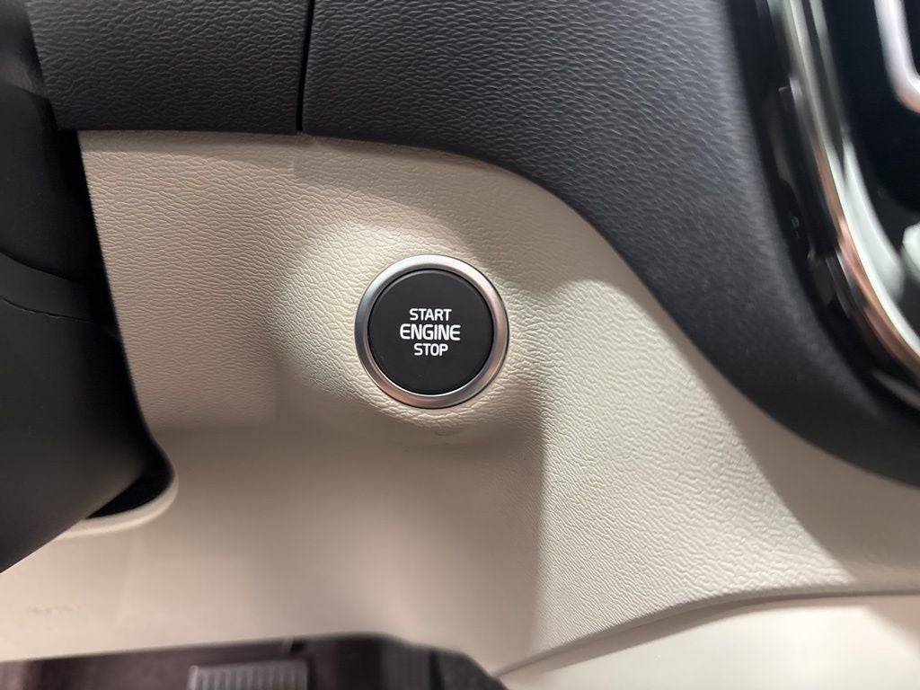 2025 Volvo XC40 B5 Plus Bright Theme