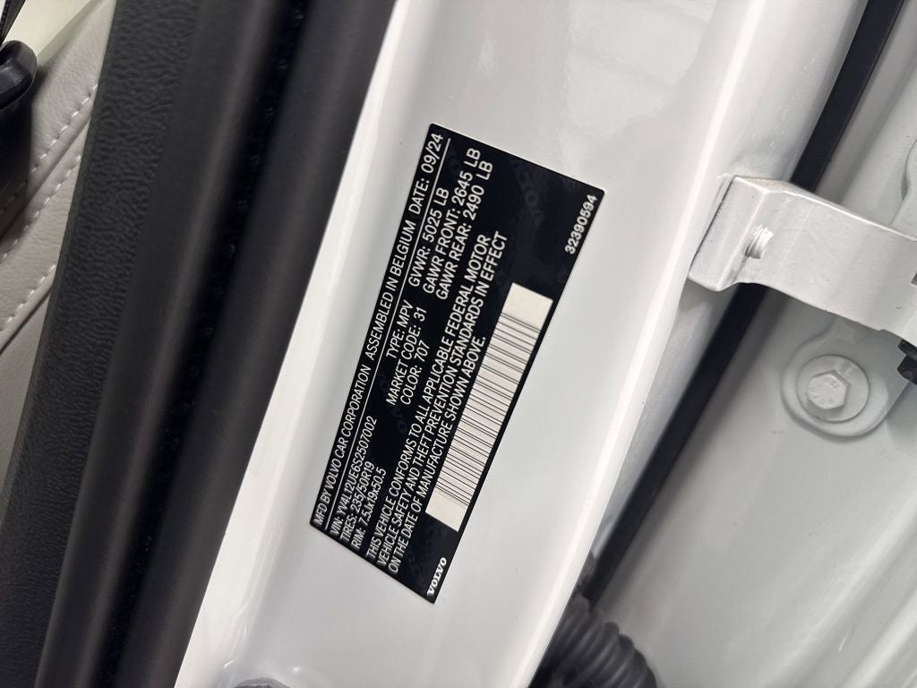 2025 Volvo XC40 B5 Plus Bright Theme