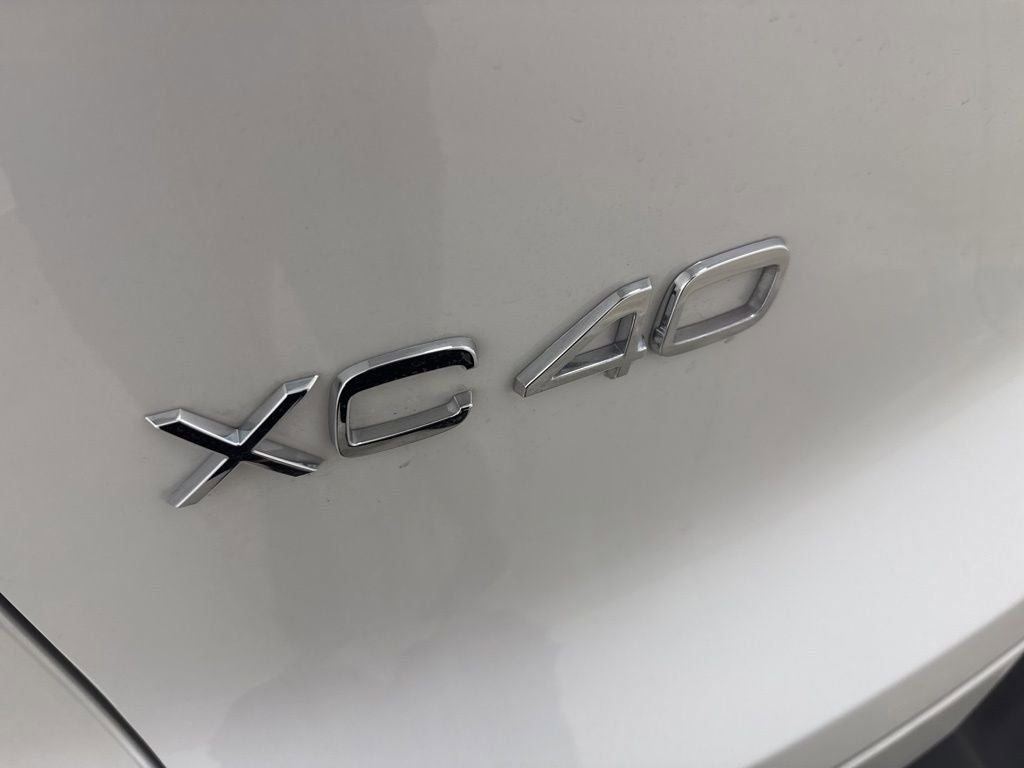 2025 Volvo XC40 B5 Plus Bright Theme