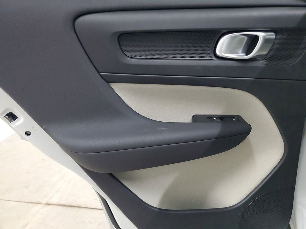 2025 Volvo XC40 B5 Plus Bright Theme