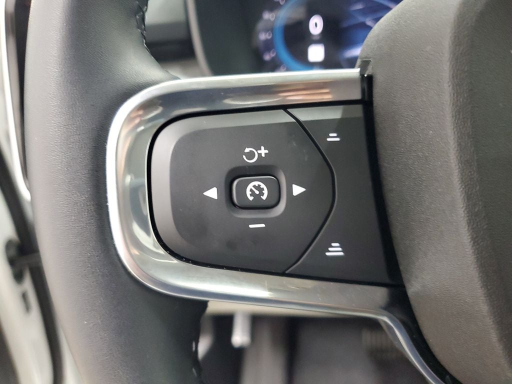 2025 Volvo XC40 B5 Plus Bright Theme