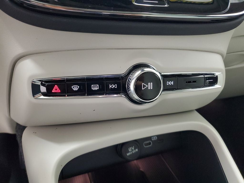 2025 Volvo XC40 B5 Plus Bright Theme