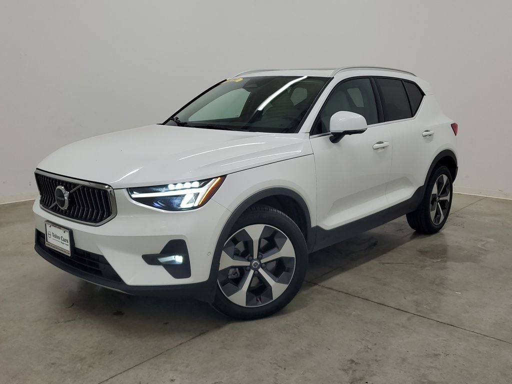 2025 Volvo XC40 B5 Plus Bright Theme