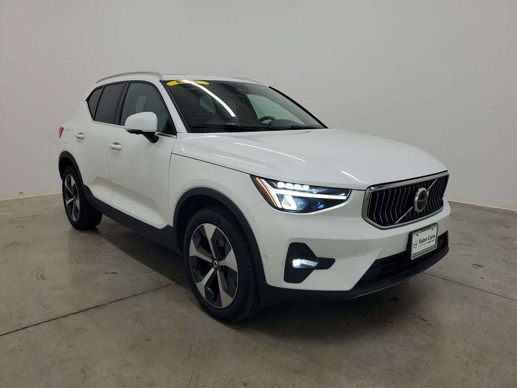 2025 Volvo XC40 B5 Plus Bright Theme