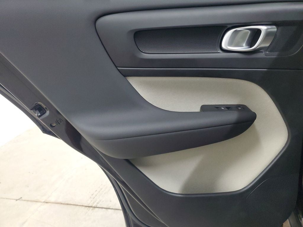 2025 Volvo XC40 B5 Plus Bright Theme