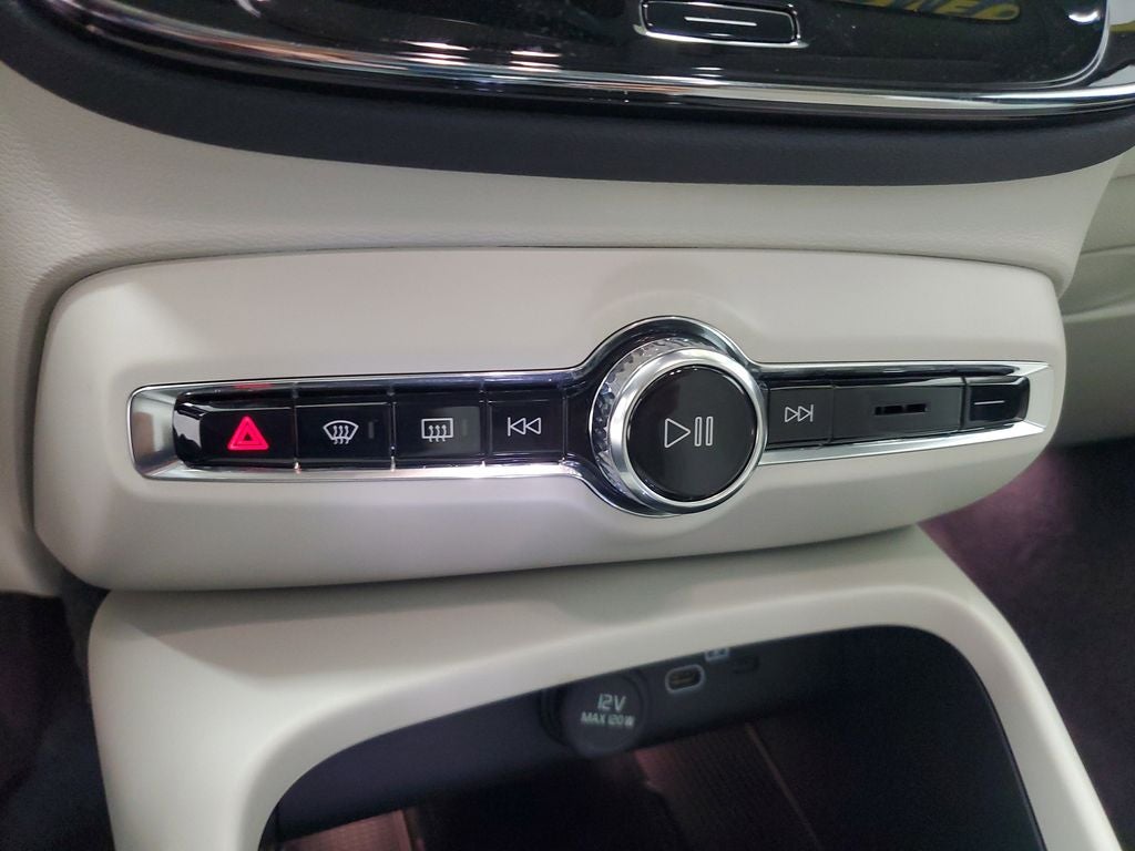 2025 Volvo XC40 B5 Plus Bright Theme