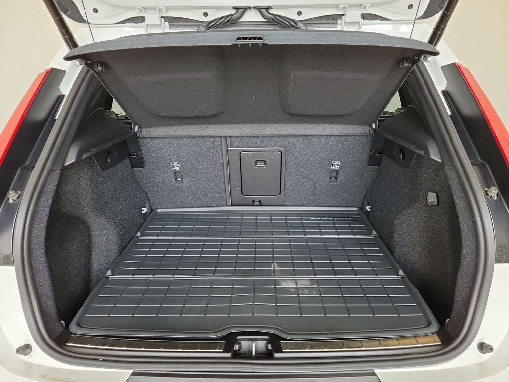 2025 Volvo XC40 B5 Ultra Bright Theme
