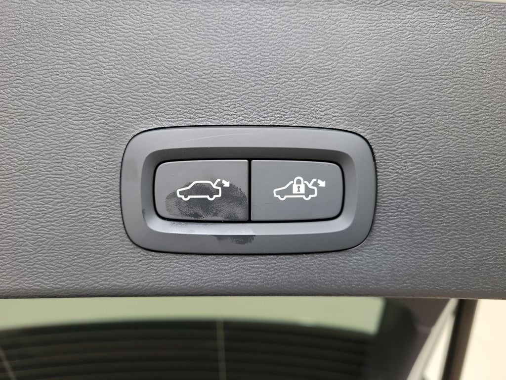 2025 Volvo XC40 B5 Ultra Bright Theme
