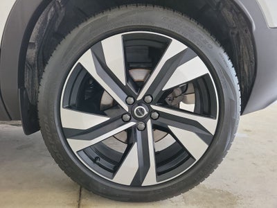 2025 Volvo XC40 B5 Ultra Bright Theme