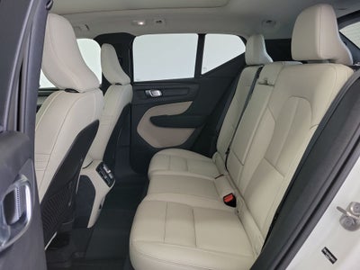 2025 Volvo XC40 B5 Ultra Bright Theme