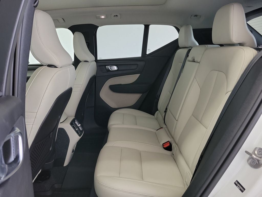 2025 Volvo XC40 B5 Ultra Bright Theme