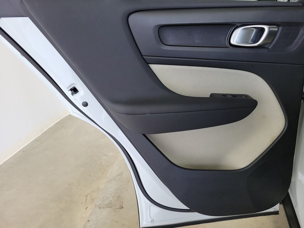 2025 Volvo XC40 B5 Ultra Bright Theme