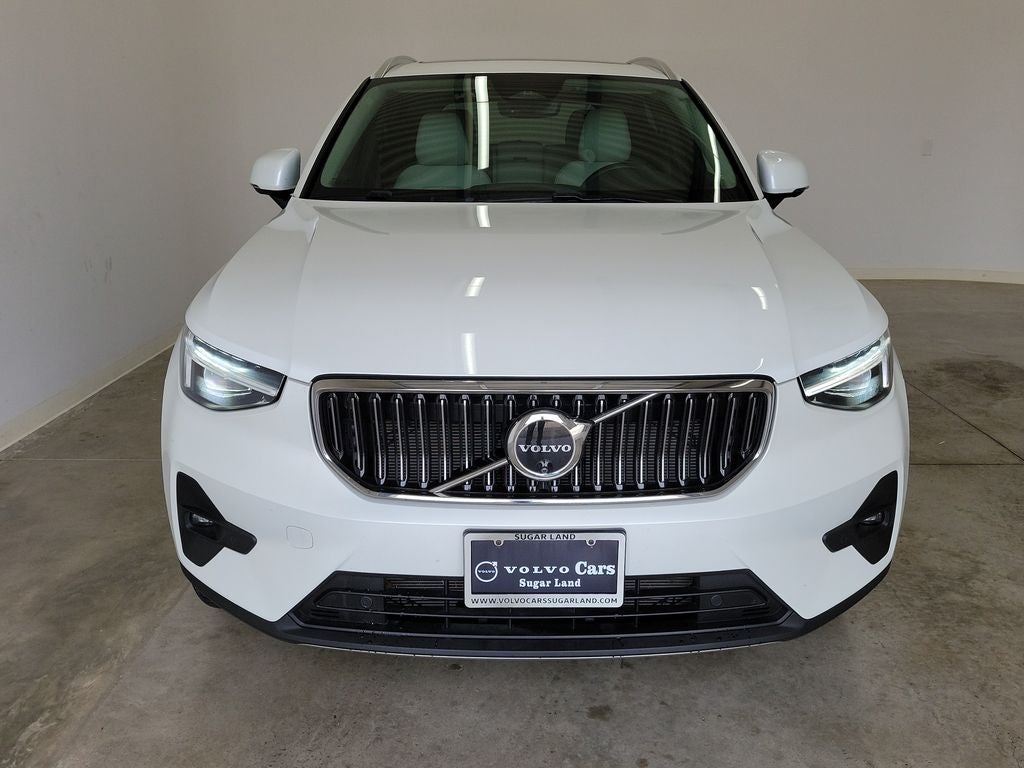 2025 Volvo XC40 B5 Ultra Bright Theme