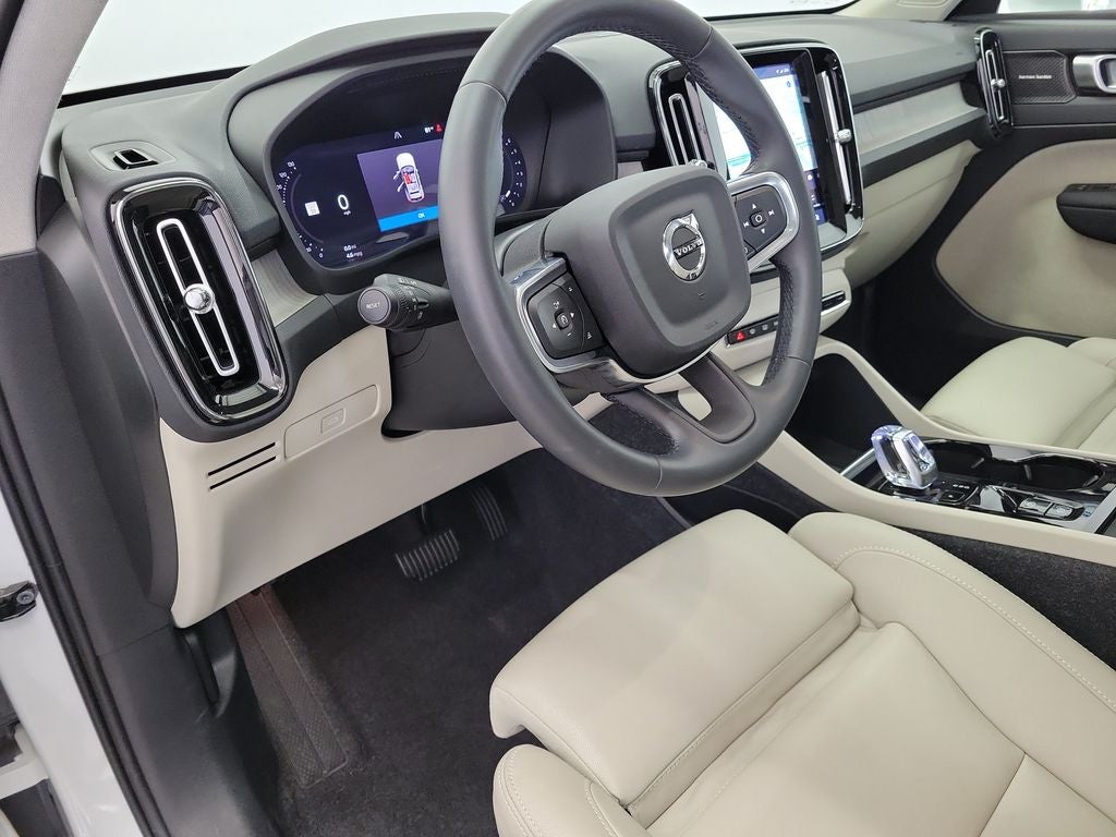 2025 Volvo XC40 B5 Ultra Bright Theme