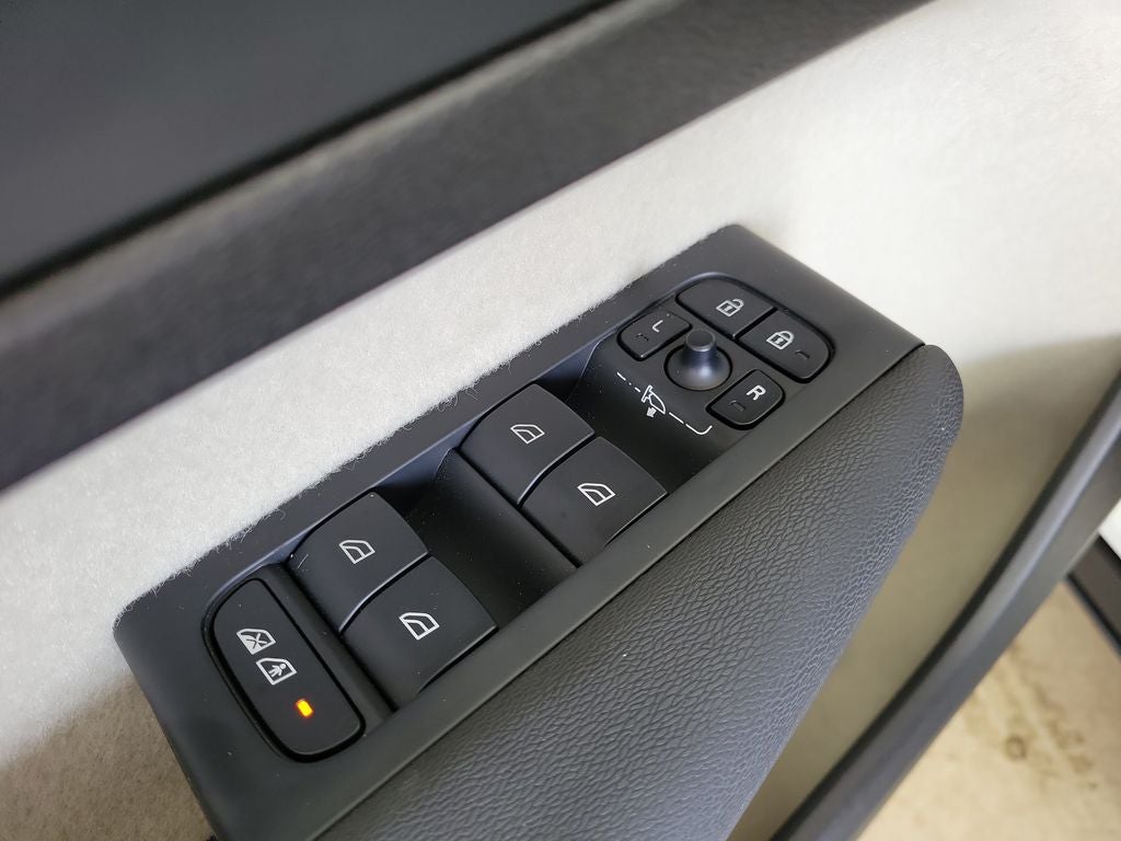 2025 Volvo XC40 B5 Ultra Bright Theme
