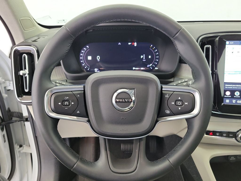 2025 Volvo XC40 B5 Ultra Bright Theme