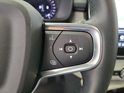 2025 Volvo XC40 B5 Ultra Bright Theme