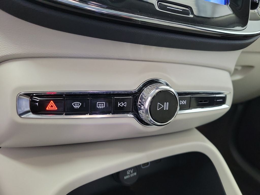 2025 Volvo XC40 B5 Ultra Bright Theme