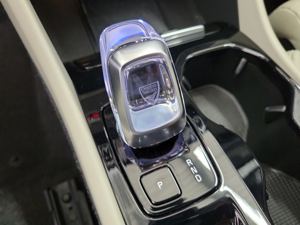 2025 Volvo XC40 B5 Ultra Bright Theme