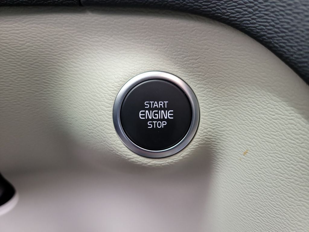 2025 Volvo XC40 B5 Ultra Bright Theme