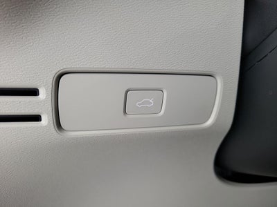 2025 Volvo XC40 B5 Ultra Bright Theme