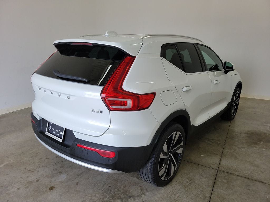 2025 Volvo XC40 B5 Ultra Bright Theme