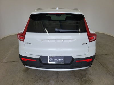 2025 Volvo XC40 B5 Ultra Bright Theme