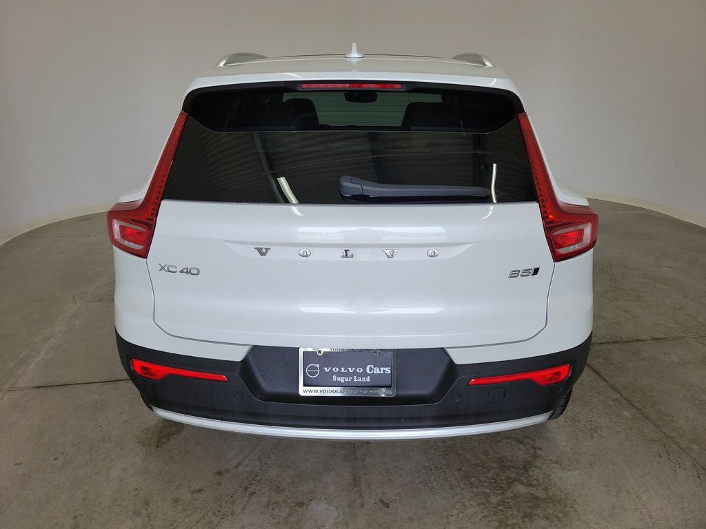 2025 Volvo XC40 B5 Ultra Bright Theme
