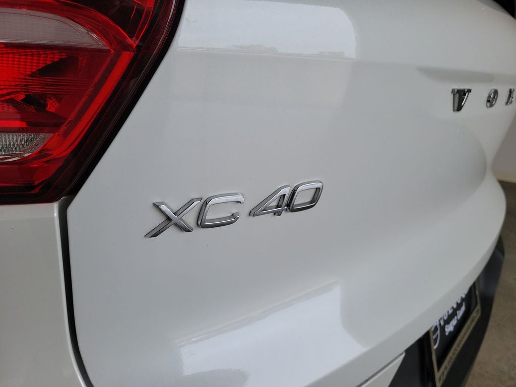 2025 Volvo XC40 B5 Ultra Bright Theme