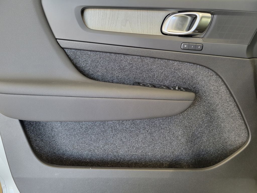 2025 Volvo XC40 B5 Core